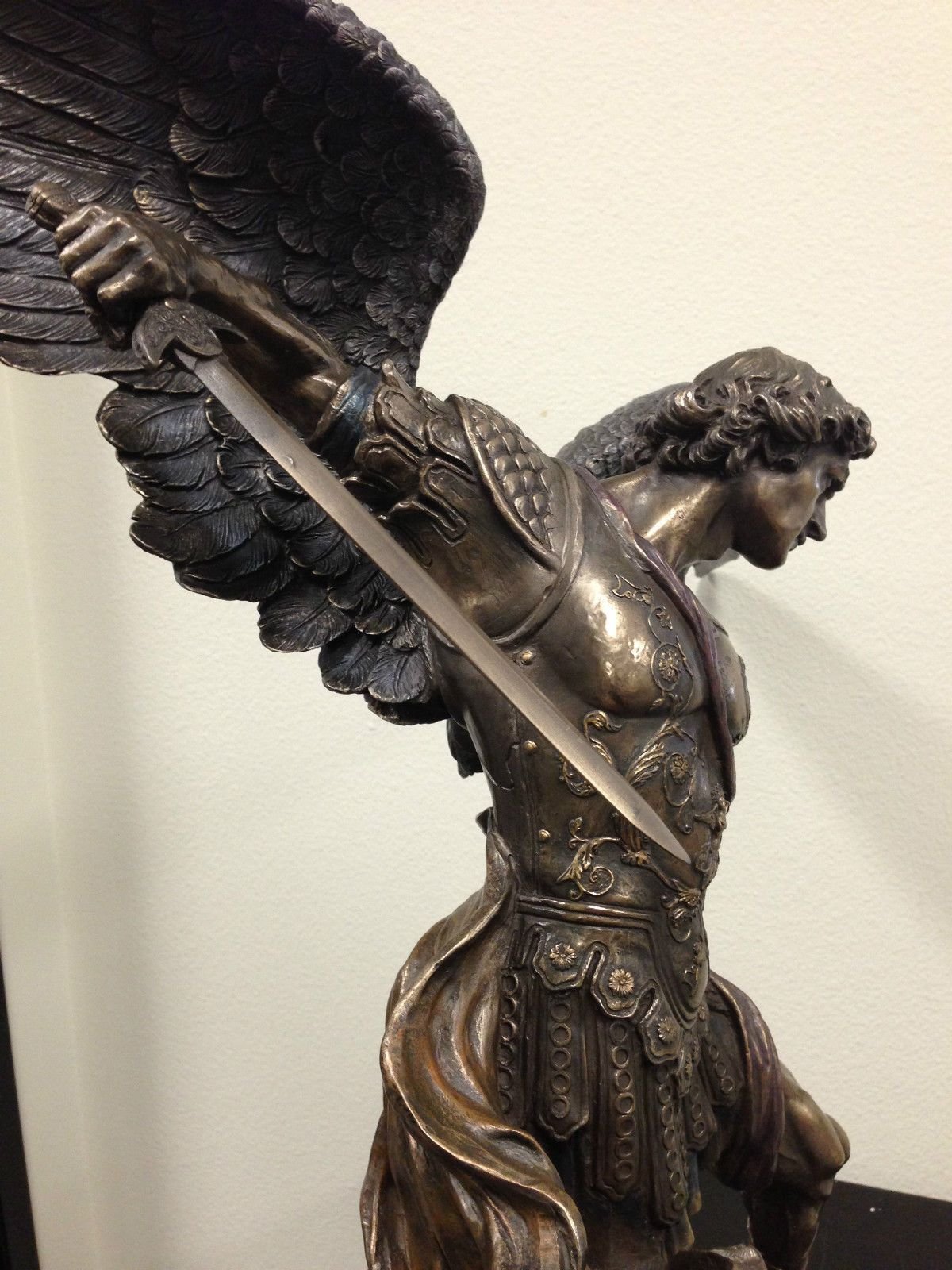 Archangel Michael статуя