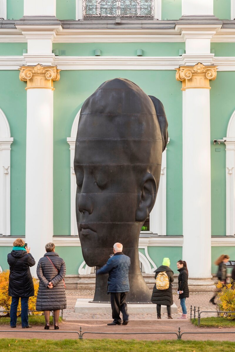 Жауме Пленса во дворе Эрмитажа