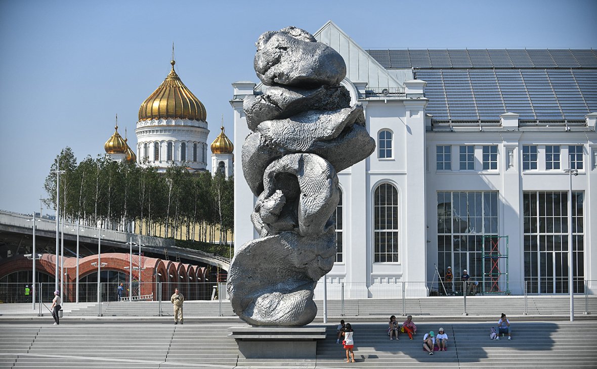 Скульптура Урса Фишера на Болотной