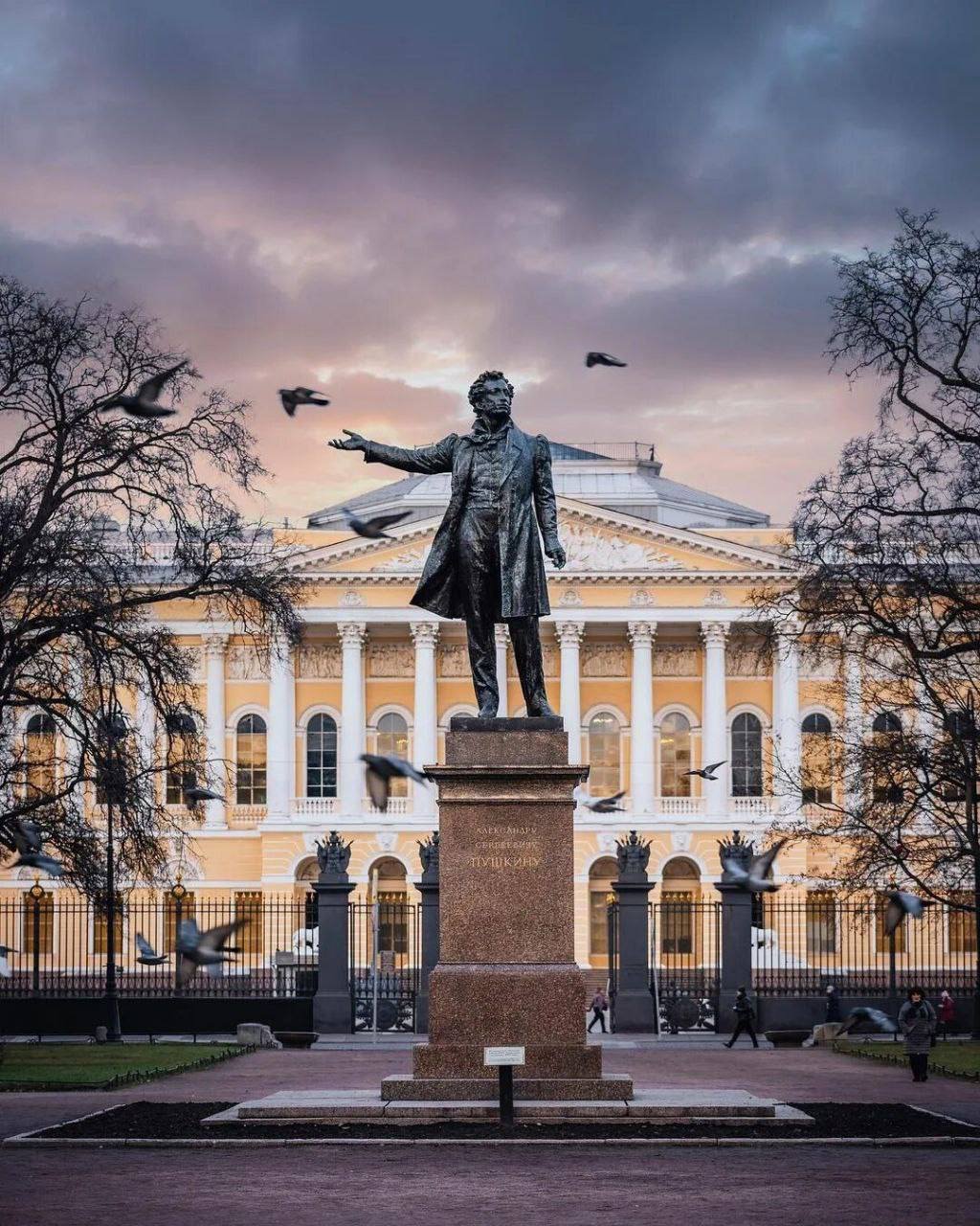 Аникушин памятник Пушкину в Санкт-Петербурге