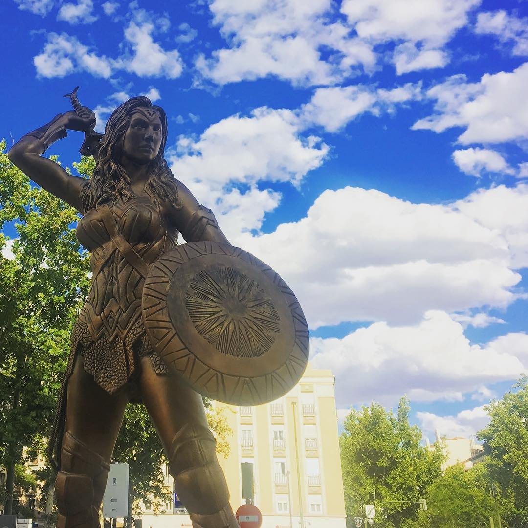 Скульптура женщина щит