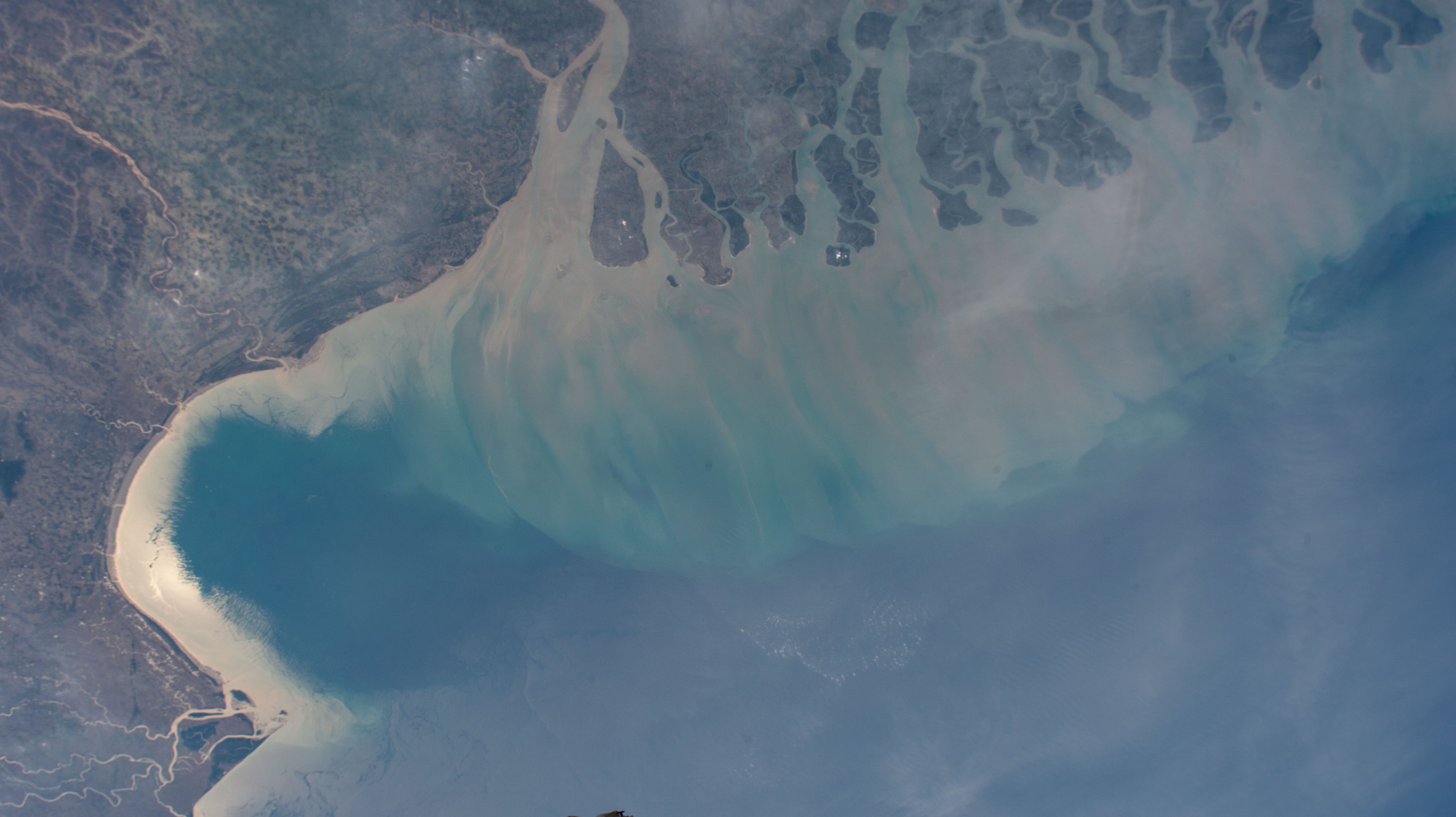 Бенгальский залив индийского океана. Бангладеш индийский океан. Бенгальский залив из космоса. Бенгальский залив на космическом снимке. Космический снимок бенгальского залива.
