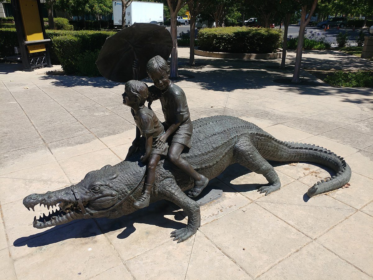 Лев и крокодил скульптура