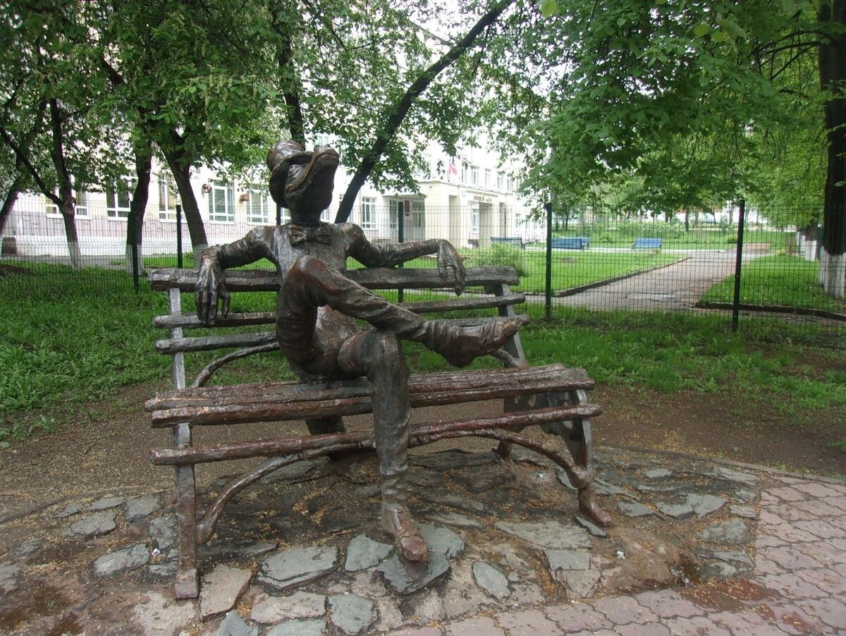 Памятник крокодилу гене в Ижевске