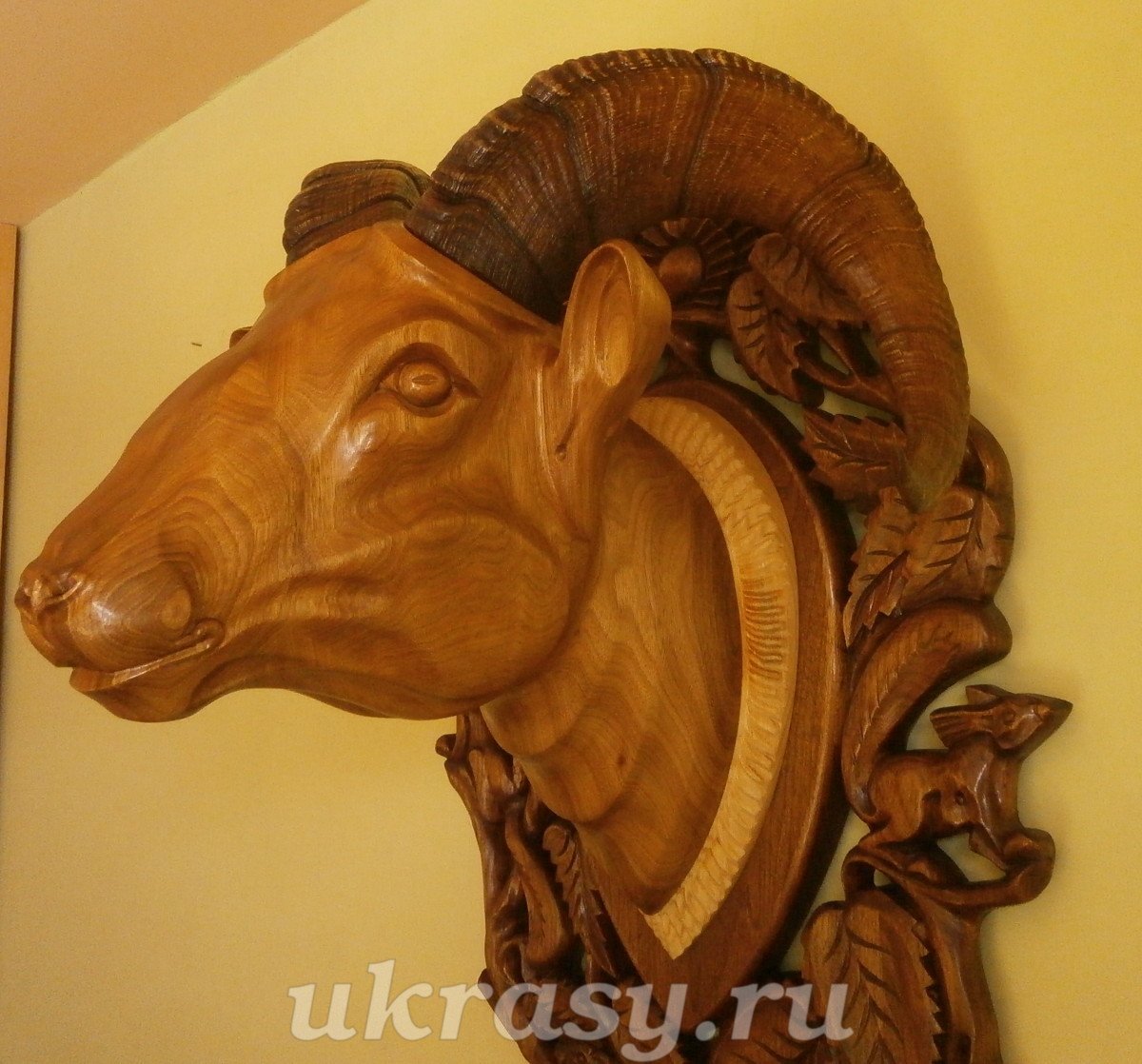 Резная голова барана