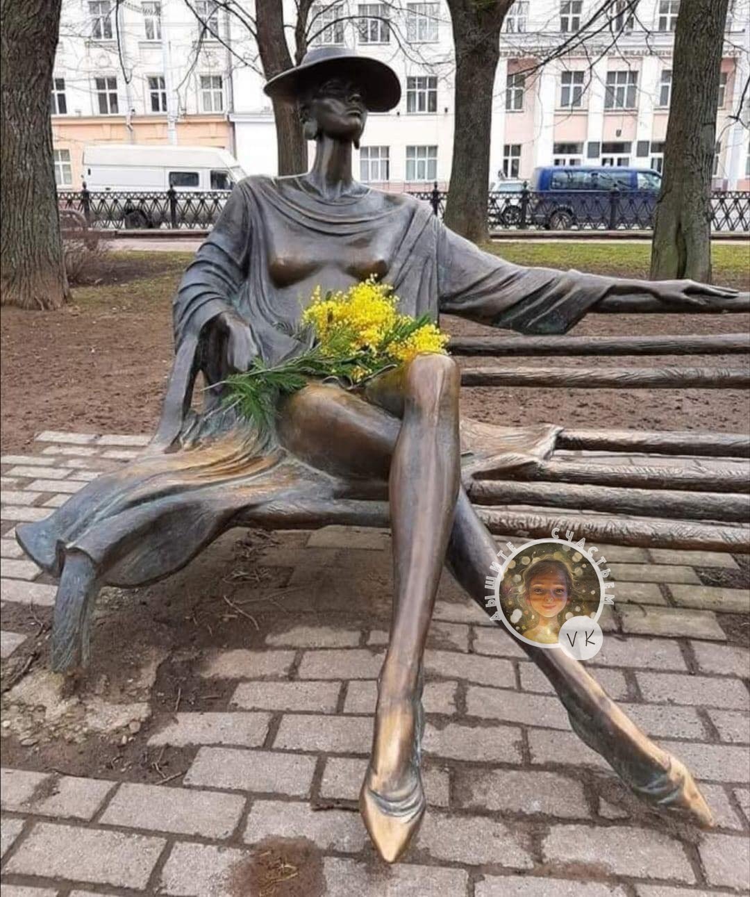 Дама на скамейке скульптура