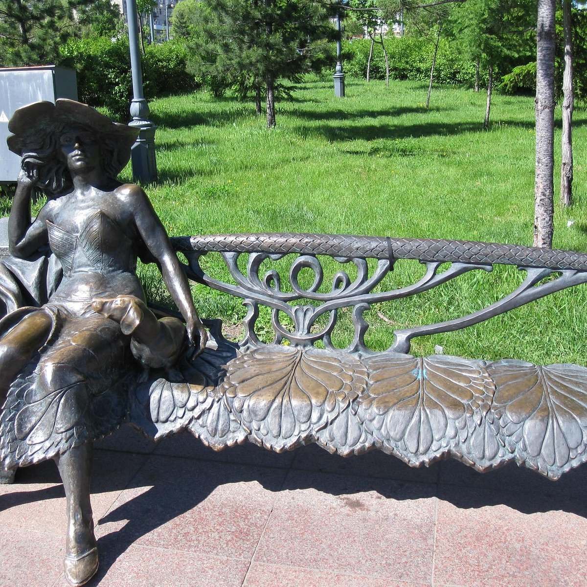 Памятник дама с собачкой в Раменском