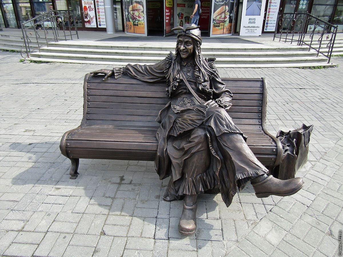 Памятник бабе Яге в Екатеринбурге