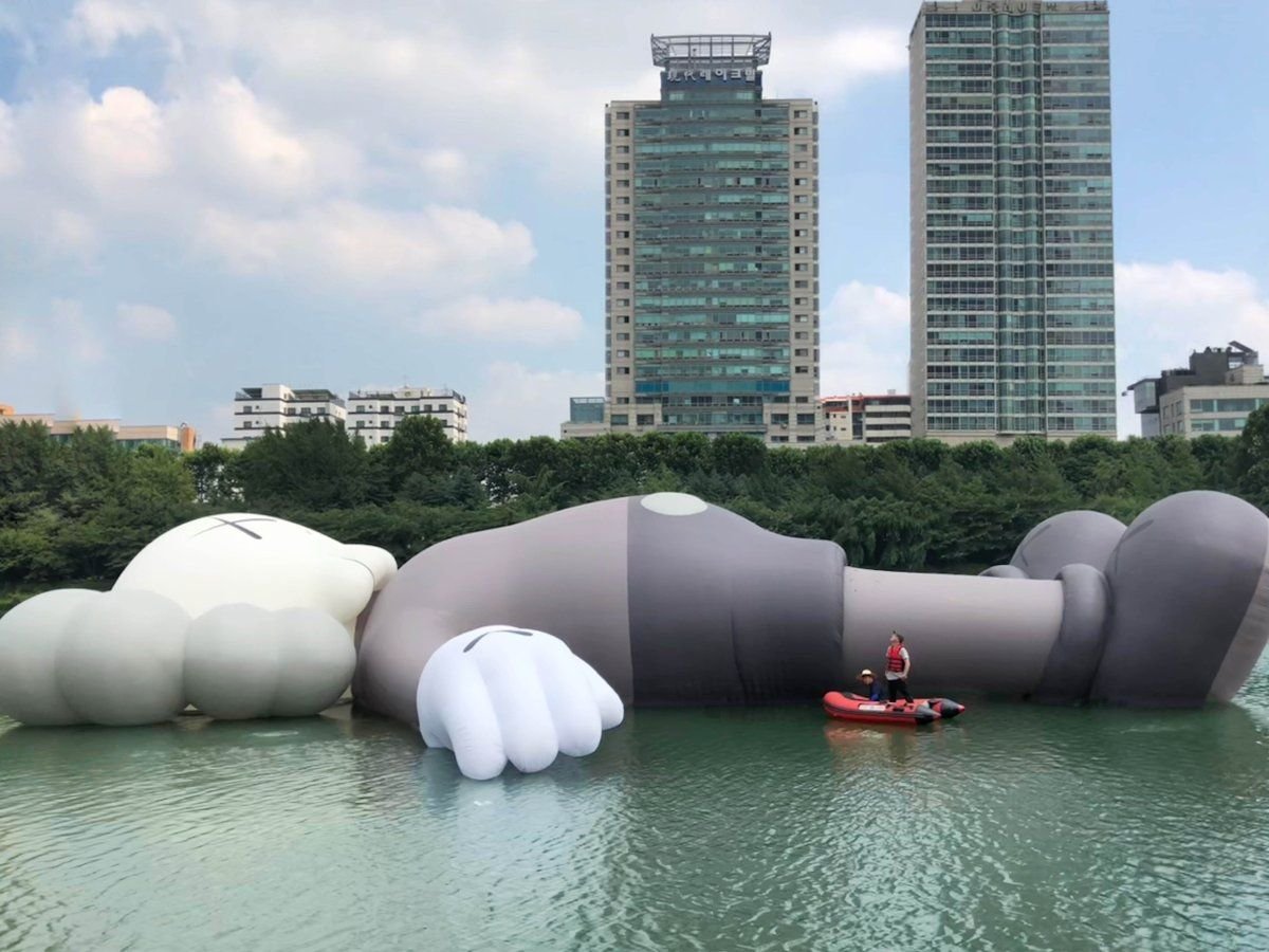 KAWS надувная скульптура