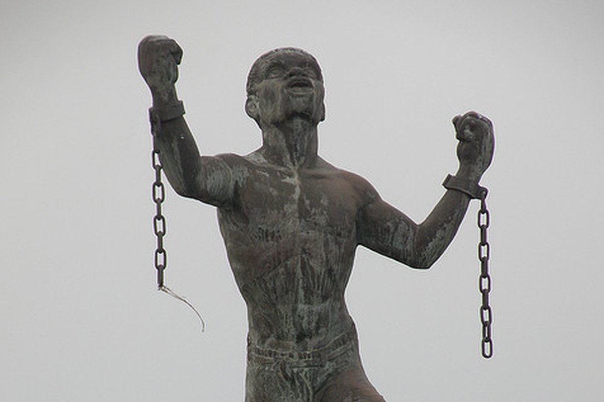 Оковы раба. Раб разрывающий цепи. Разрывающий цепи скульптура. Освободиться от рабства. Человек разрывающий цепь скульптура.