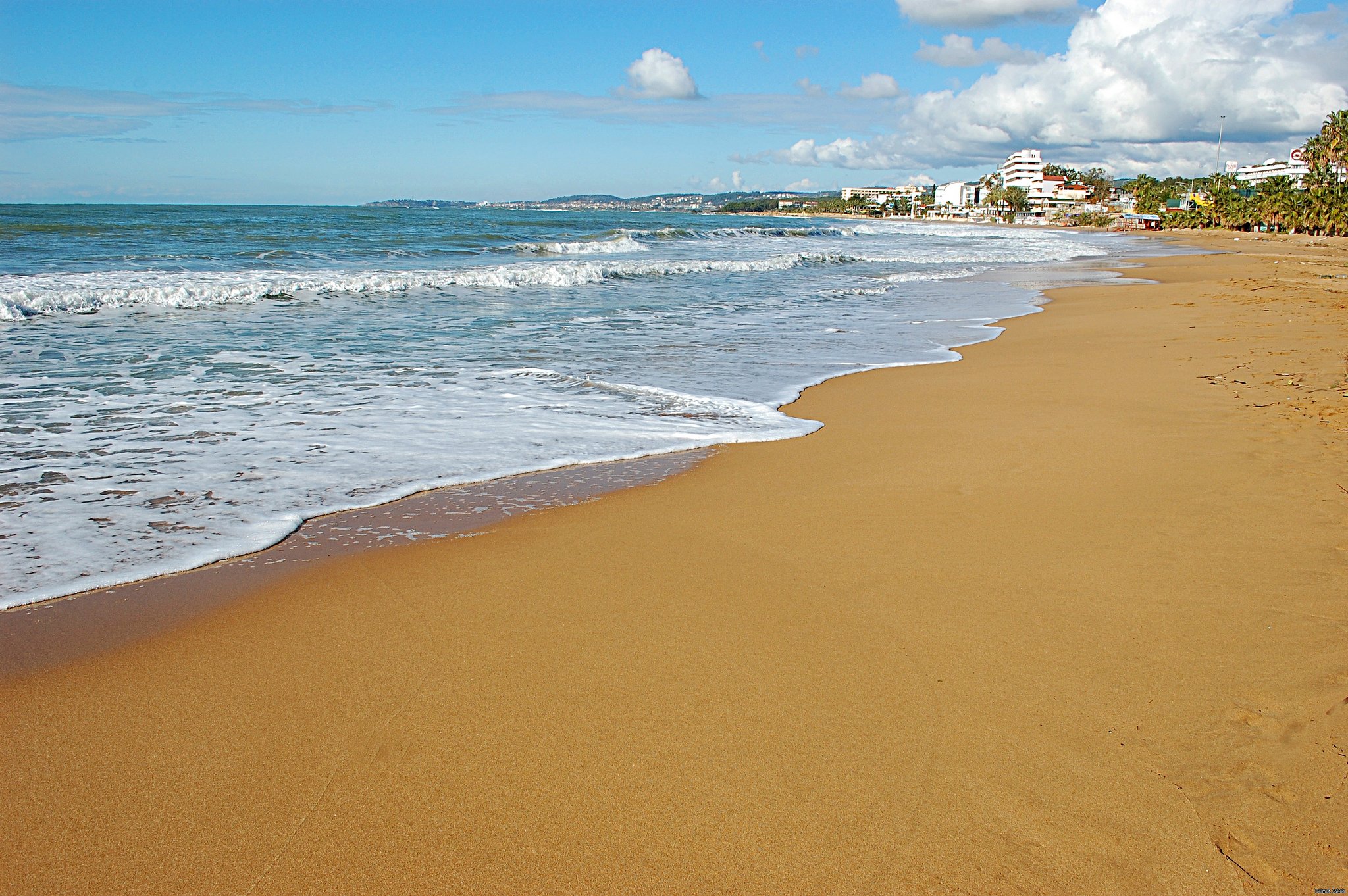 Красивыми песчаными пляжами. Песчаный пляж Авсаллар. Пляж Авсаллар Турция. Авсаллар песочный пляж. Средиземное море Турция Сиде.