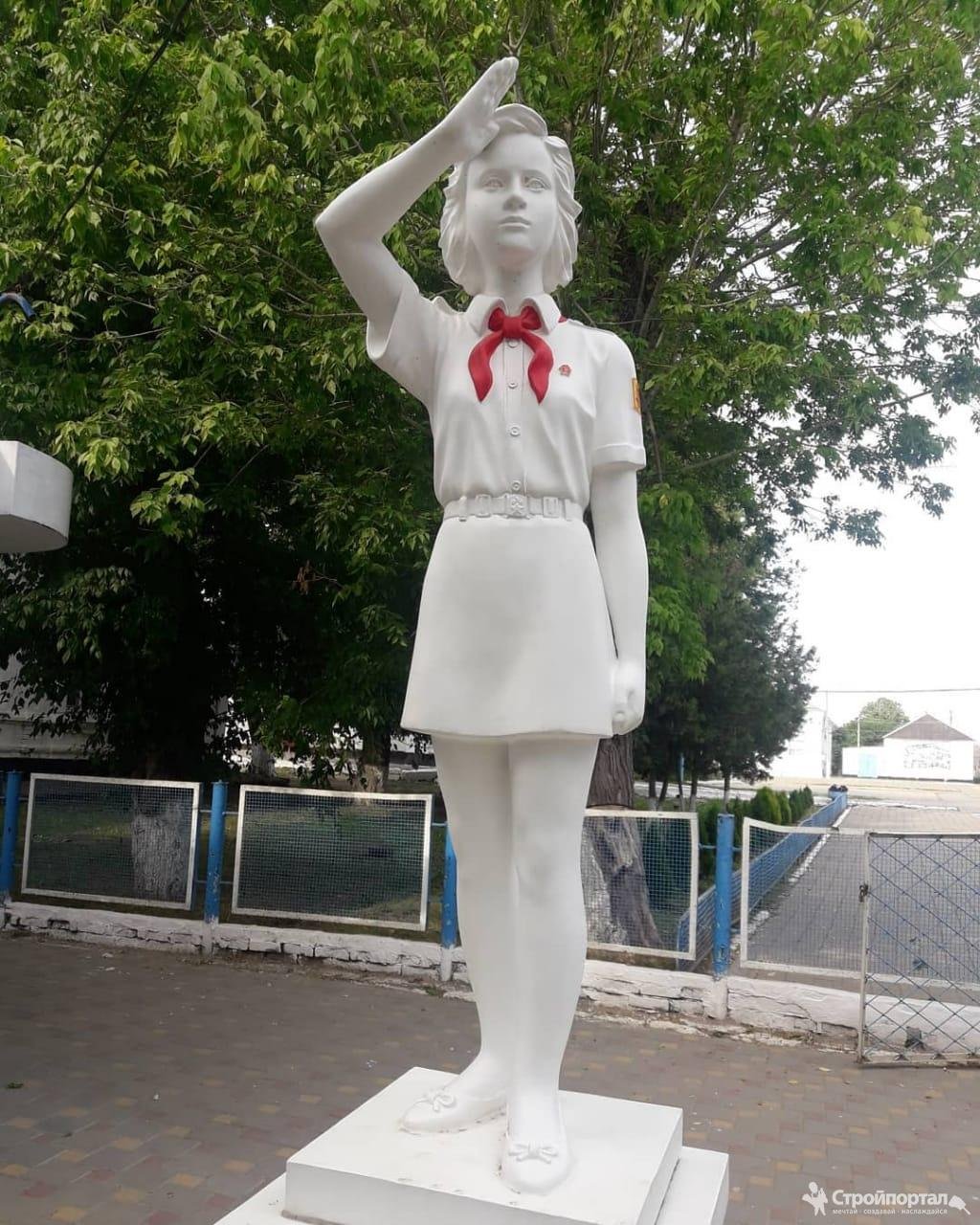 Пионер горнист скульптура