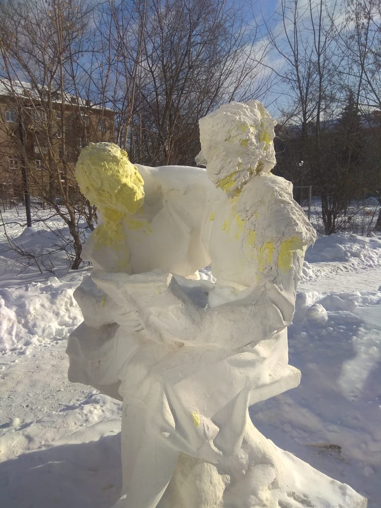 Статуя школьницы