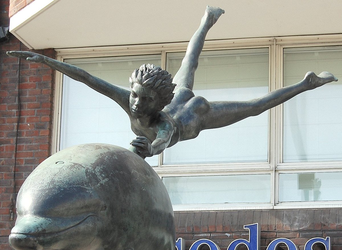 Дэвид Уинн скульптура Dolphine