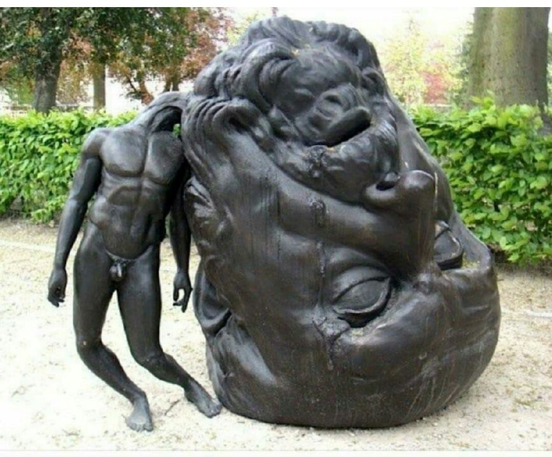 Памятник большая голова