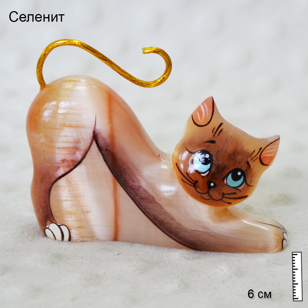 Египетская кошка из селенита с бусами