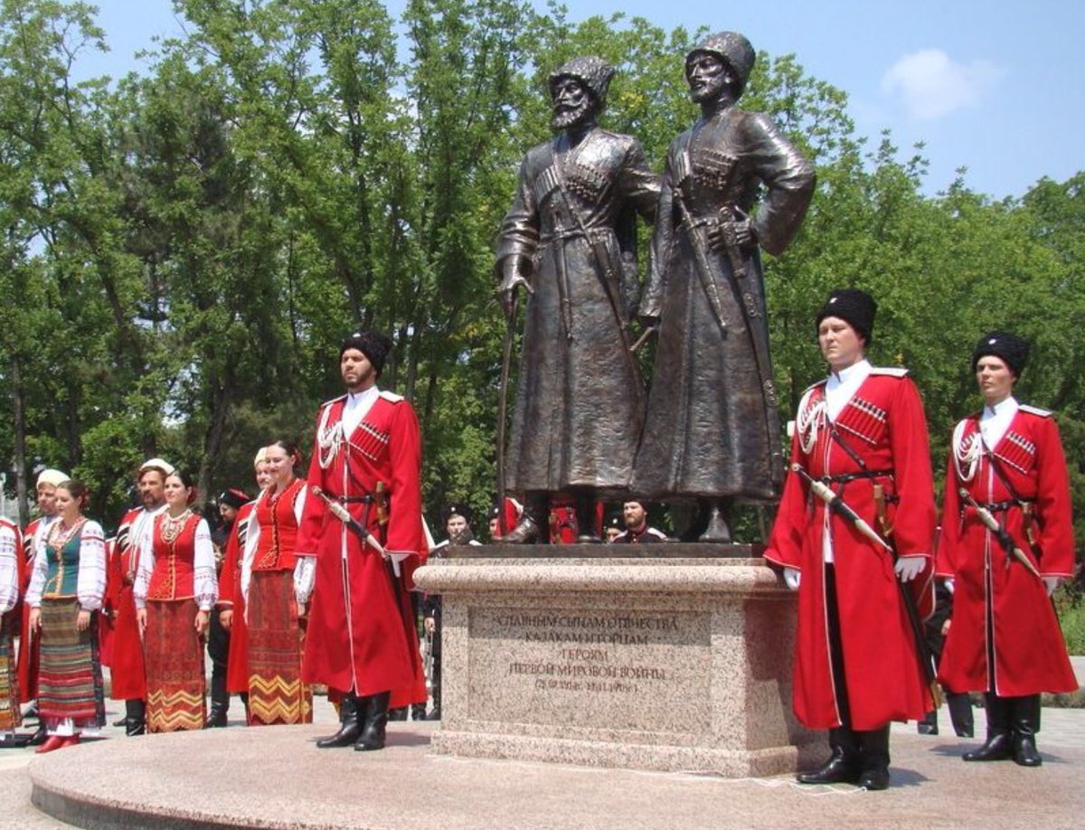 Памятник казаку и горцу в Краснодаре