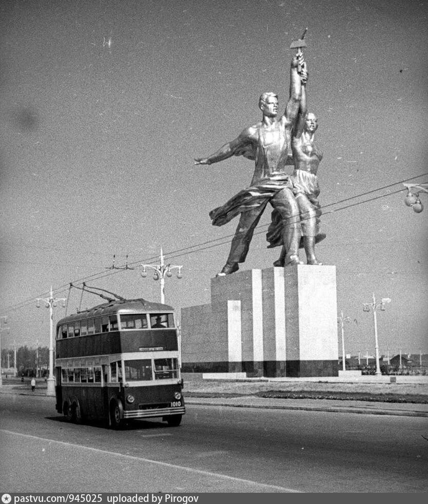Памятник на ВДНХ рабочий и колхозница