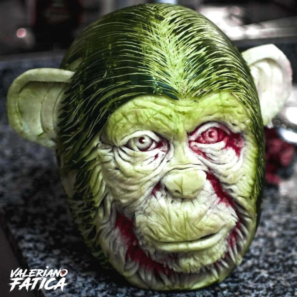 Фигура из арбуза страшная