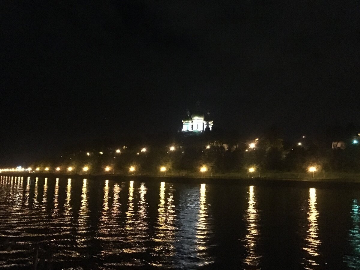 Рыбинское водохранилище ночью