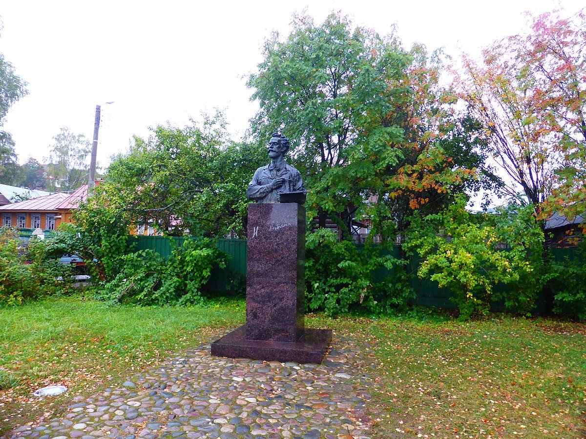 Памятник Левитану в Плесе