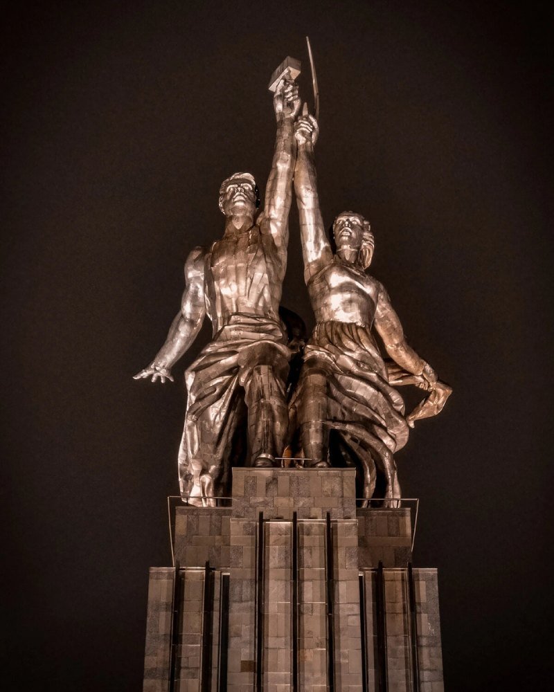 Символ Мосфильма рабочий и колхозница