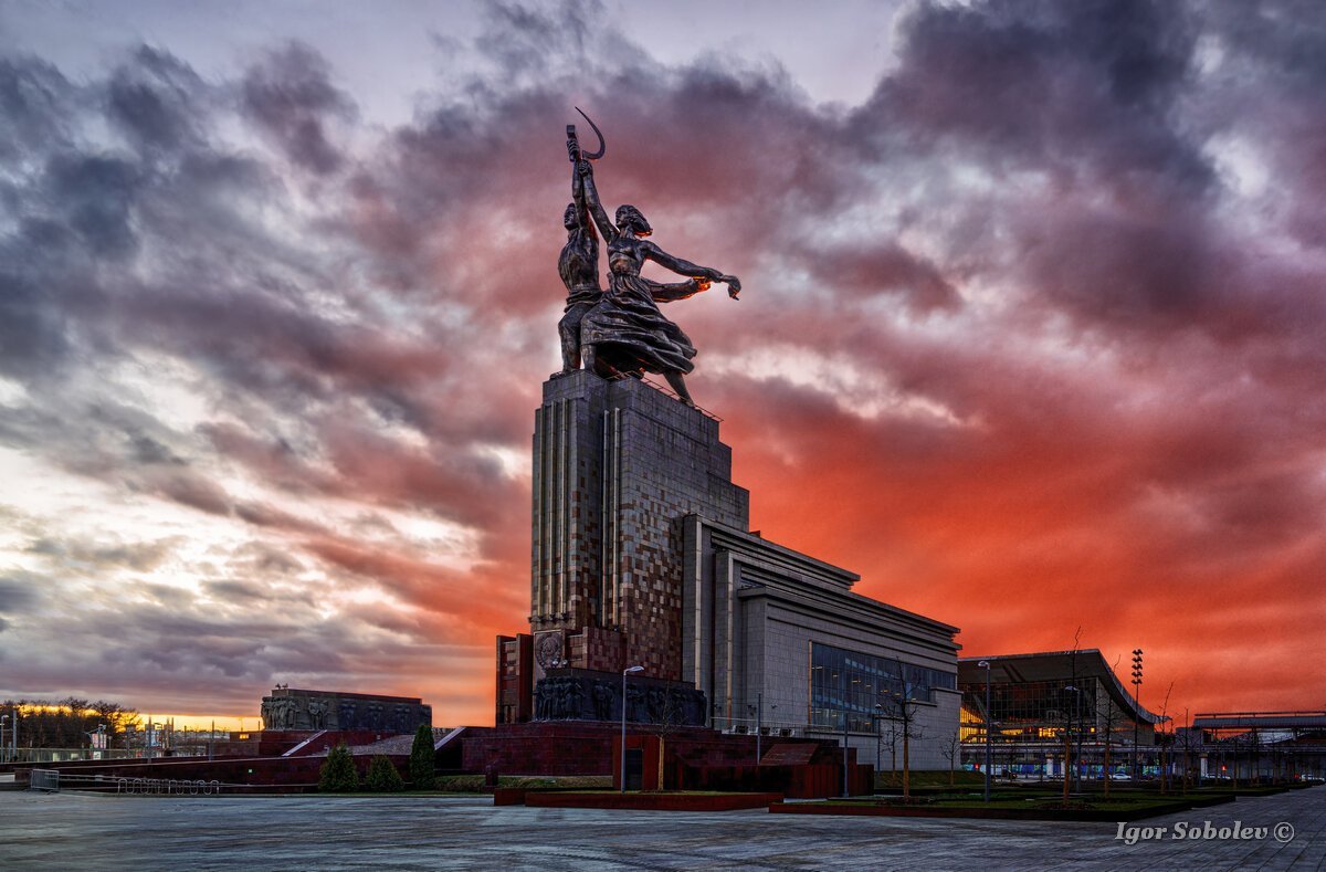 Памятник рабочий и колхозница в Москве