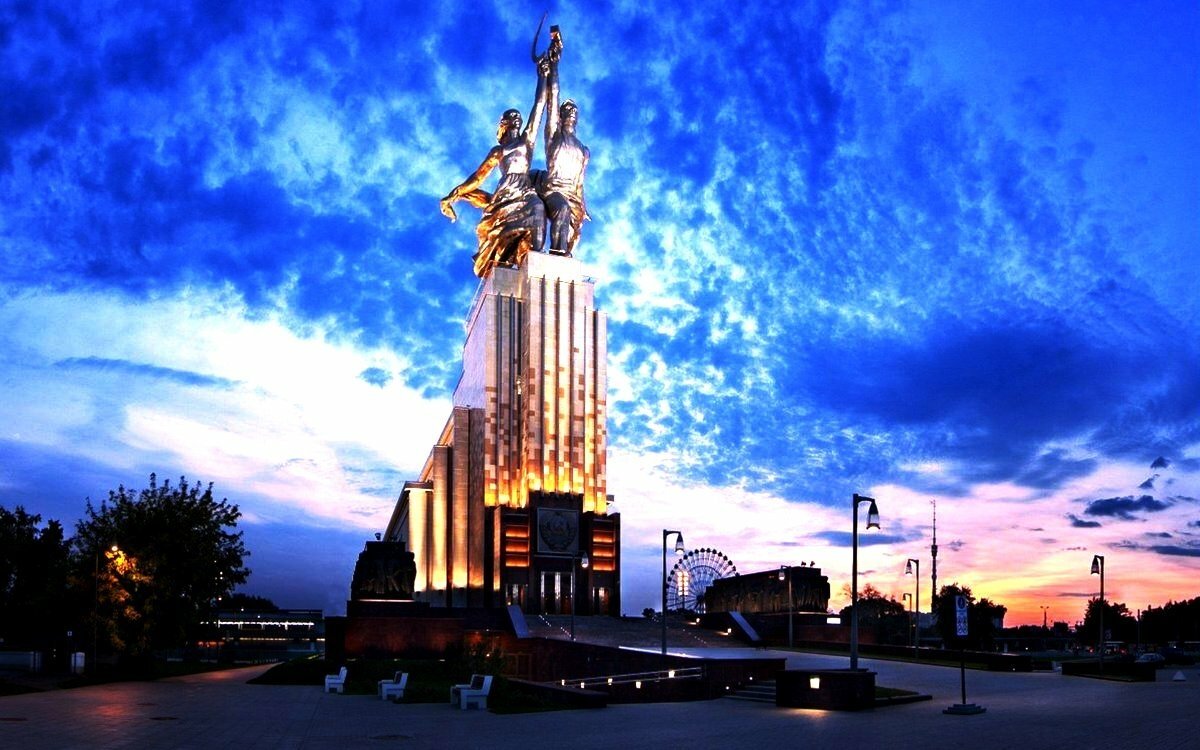 Памятник рабочий и колхозница в Москве