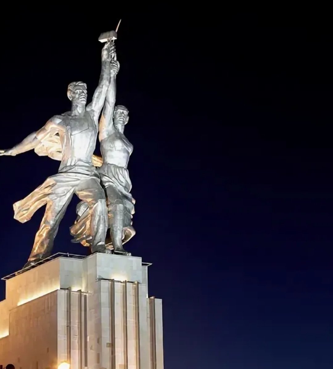 Рабочий и колхозница