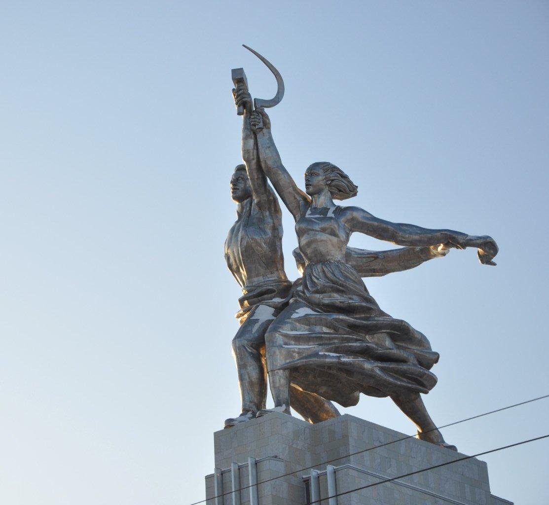 Памятник Мухиной рабочий и колхозница