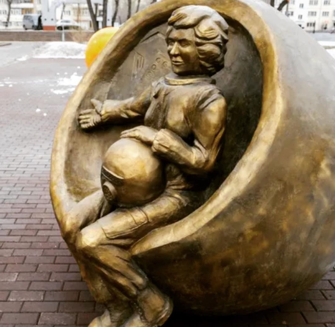 Памятник Терешковой в Челябинске