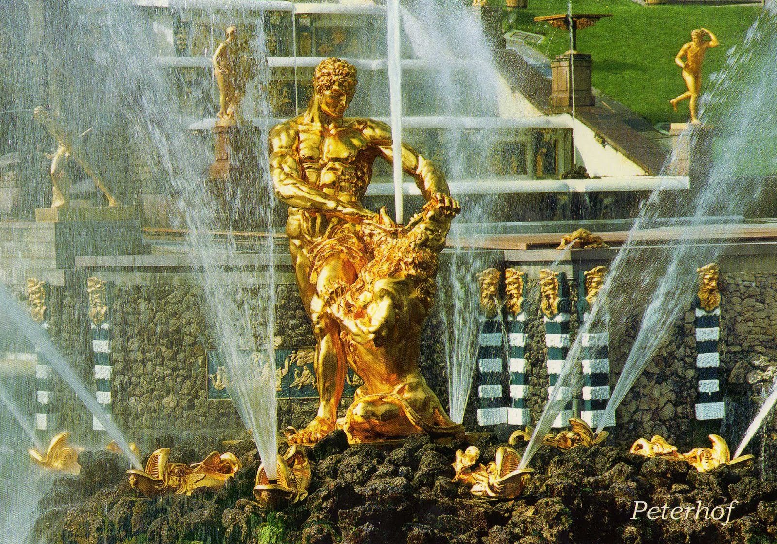 Каскад фонтанов раздирающий пасть Льва в Петергофе.
