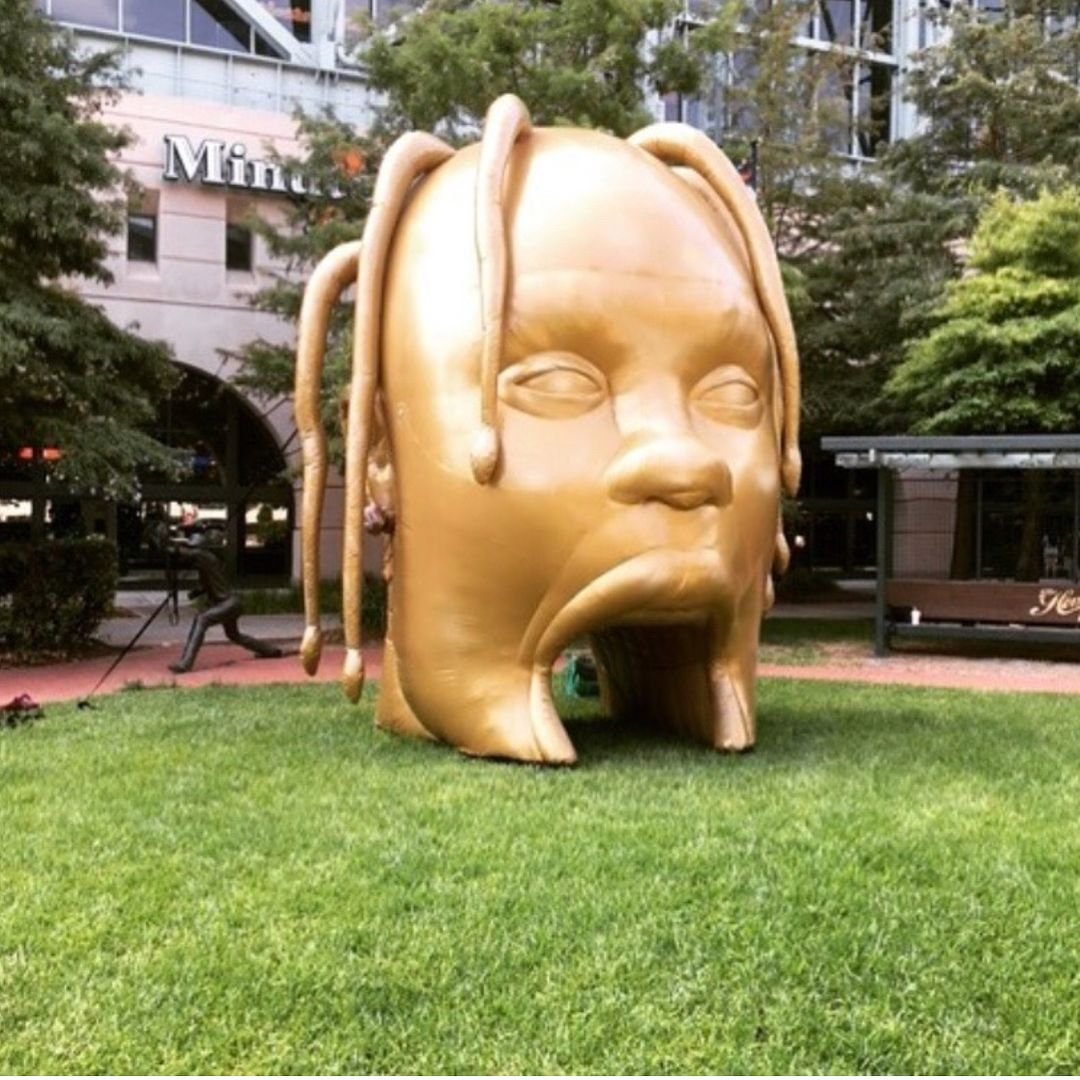 Золотой лоб. Трэвис Скотт скульптура. Голова Трэвиса Скотта. Travis Scott Astroworld голова. Статуя Трэвиса Скотта.