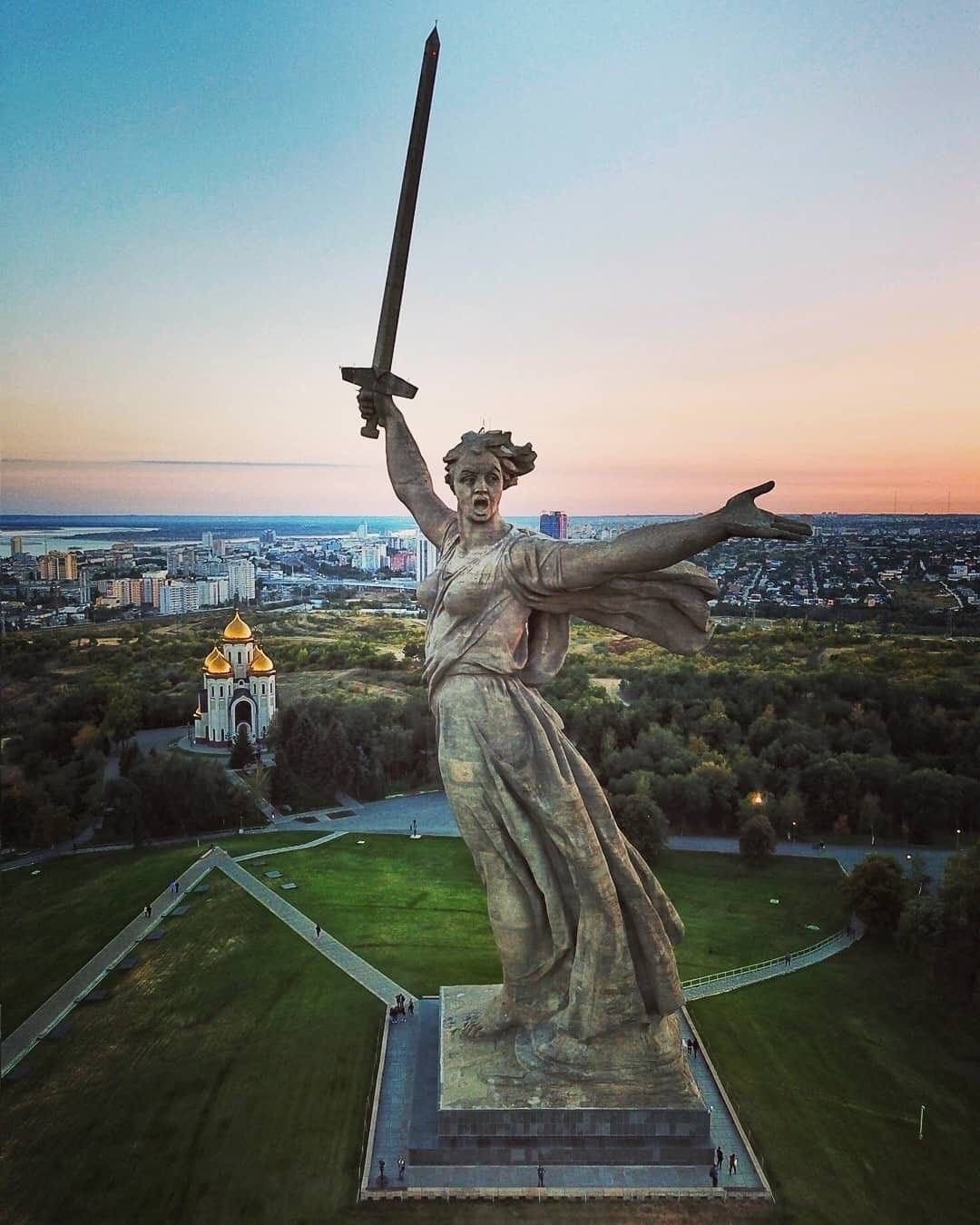 Монумент Родина мать в Волгограде