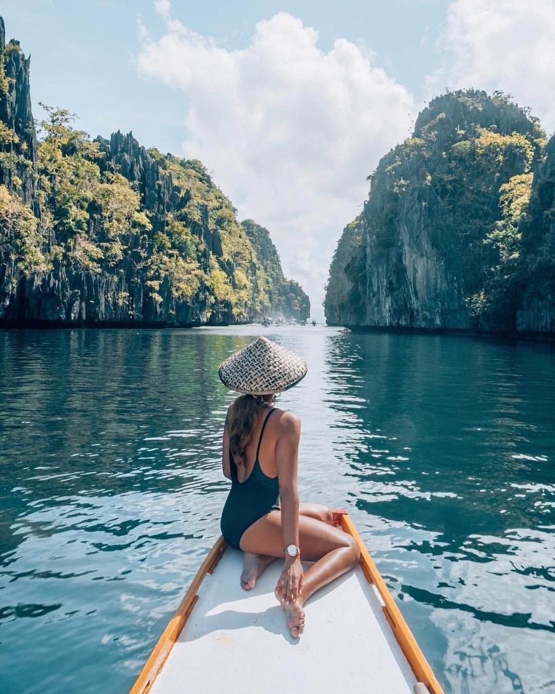 Стаканчик кофе на море