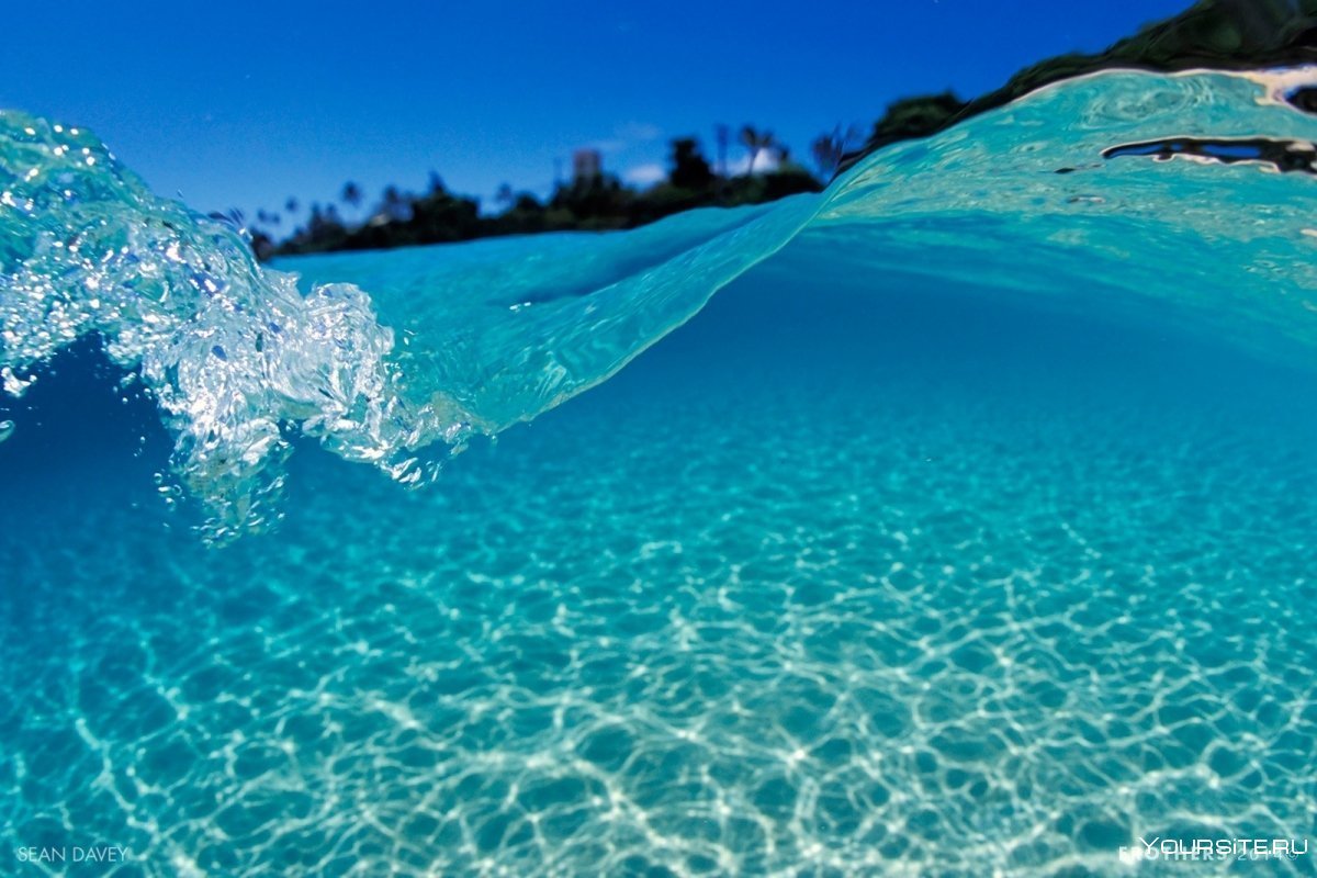 Голубая прозрачная вода