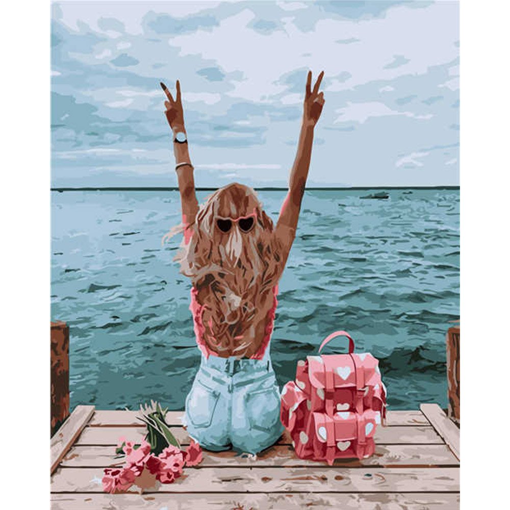 Счастливая девушка на море