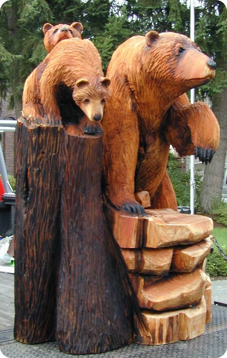 Скульптура медведя дерево