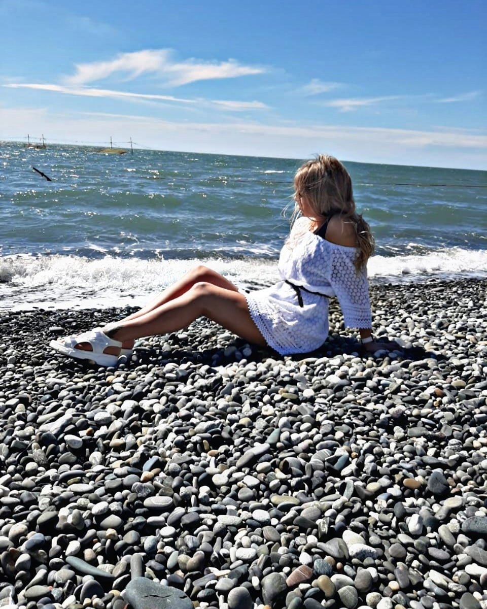 Юля на море