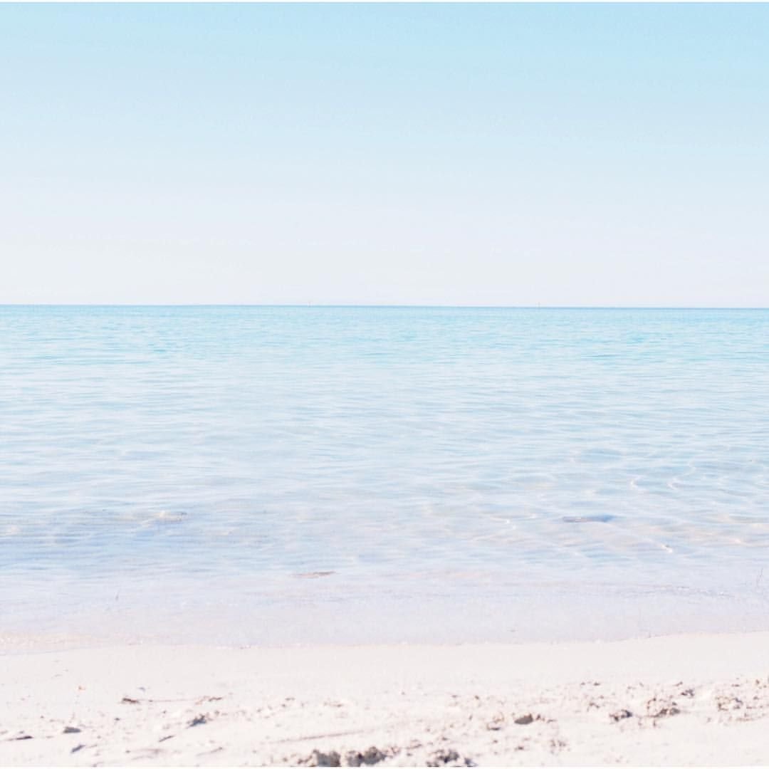 Нежно голубое море