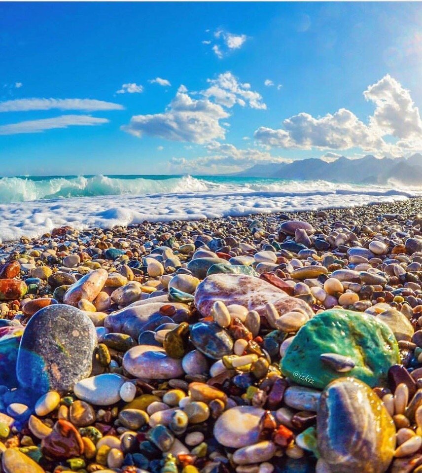 Пляж с разноцветными камнями