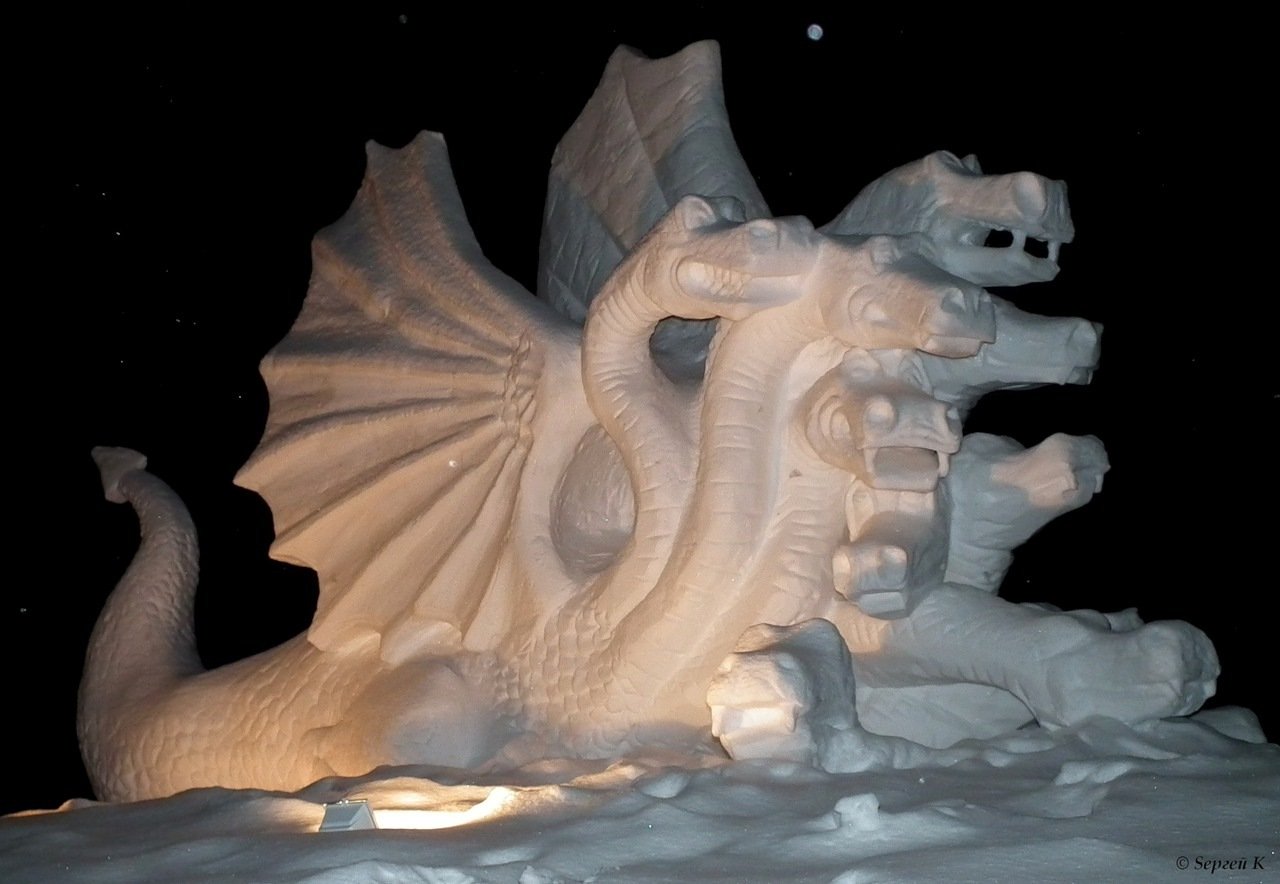 Голова дракона на снегу. Змей Горыныч Снежная скульптура. Дракон скульптура. Снежная фигура дракон. Ледяная скульптура дракона.