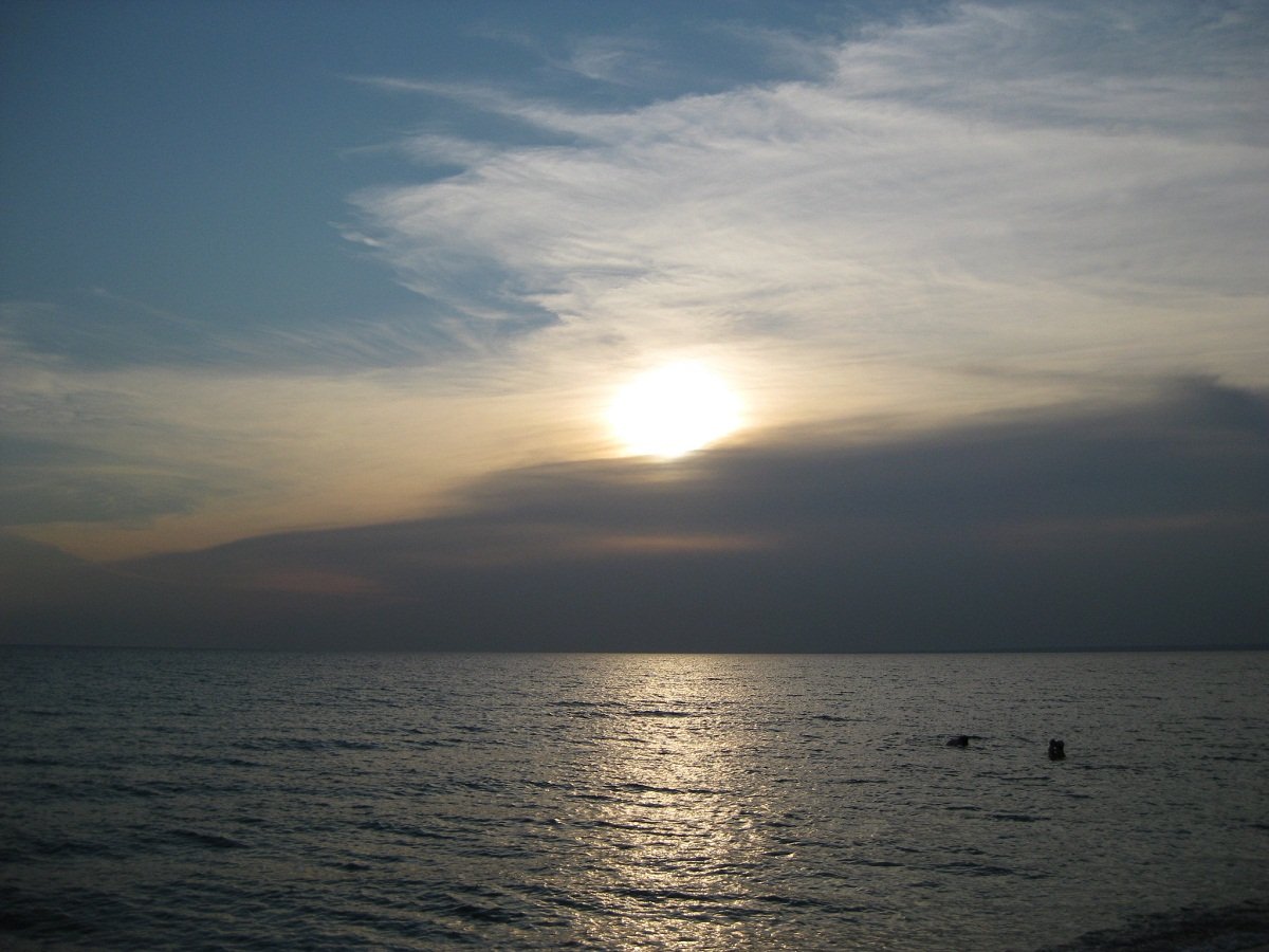 Черное море с людьми