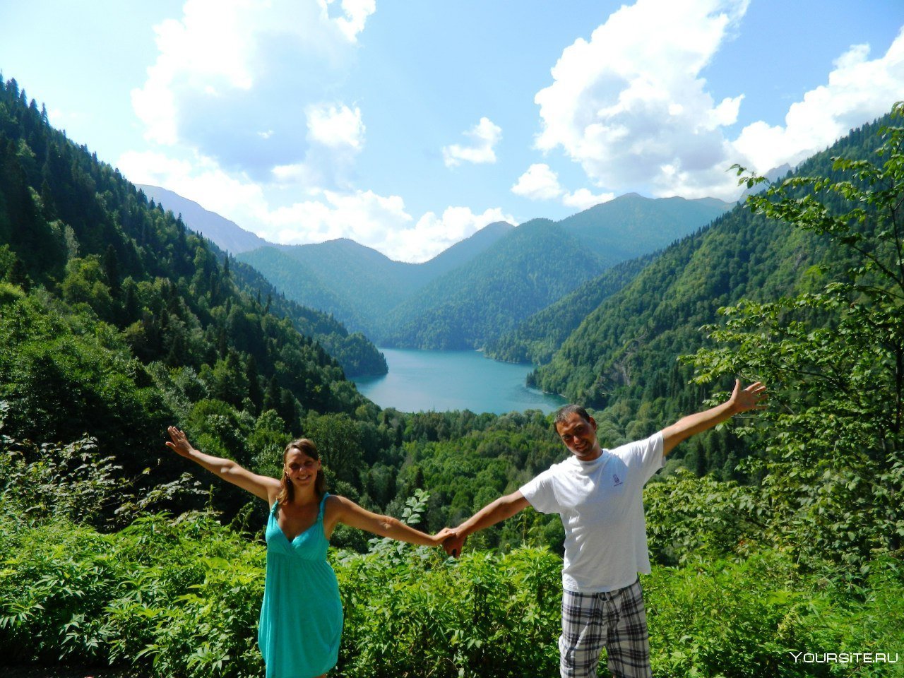 Хочу в абхазию отдыхать. Абхазия озеро Рица туристы. Лето Абхазия Рица люди. Алиант Абхазия.