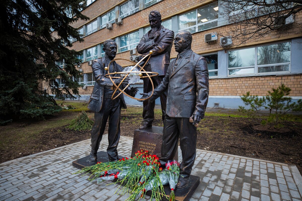 Памятник создателям атомного проекта МИФИ