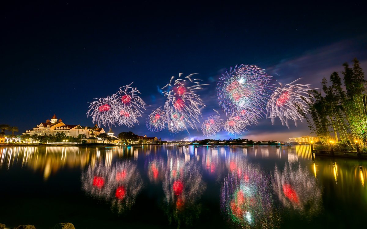 Салют с отражением в воде