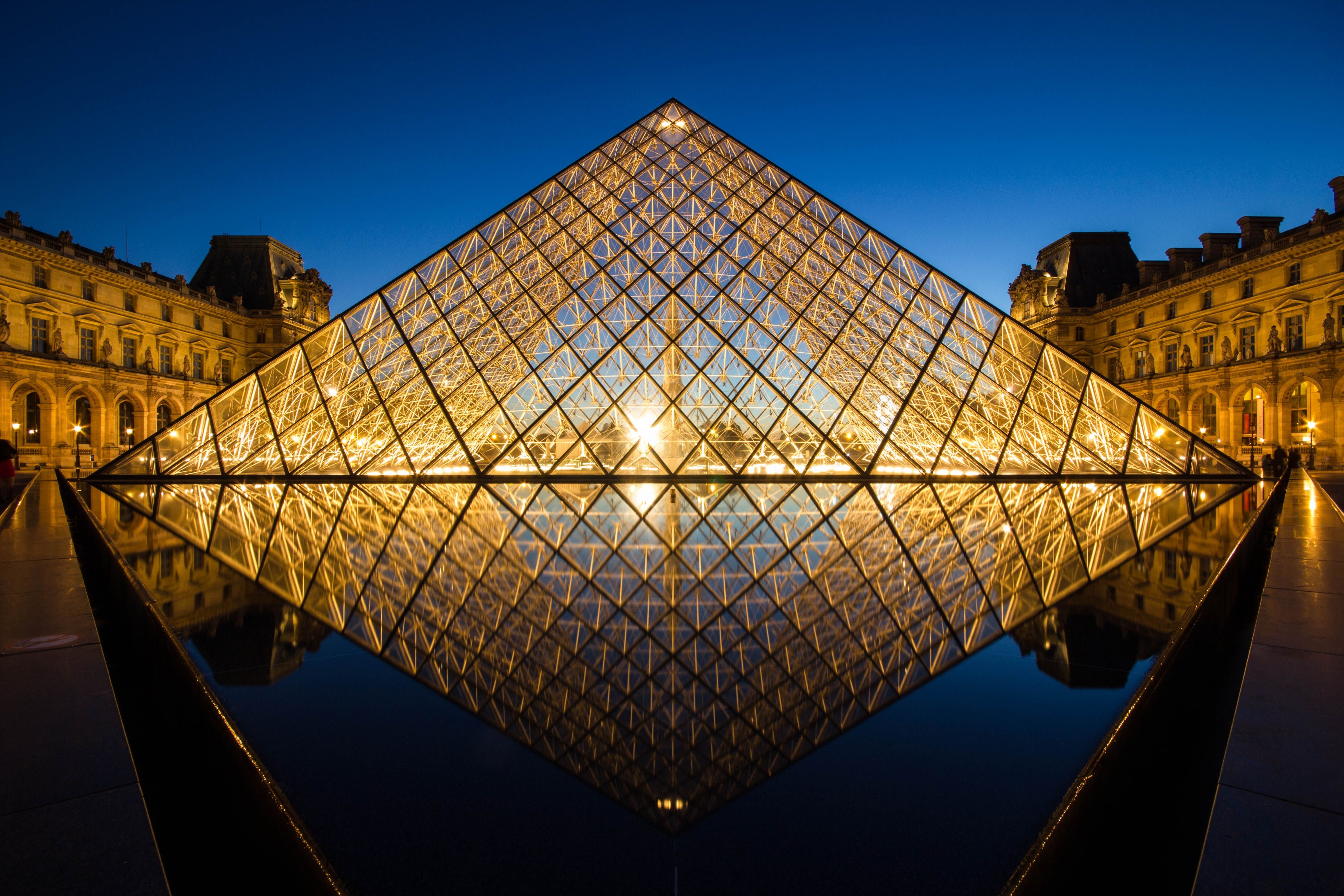 Виды пирамид архитектурные. Пирамида Лувра в Париже. Пирамида в музее Лувр в Париже. Бэй Юймин. Пирамида Лувра. Франция, Париж . Стеклянная пирамида Лувра.