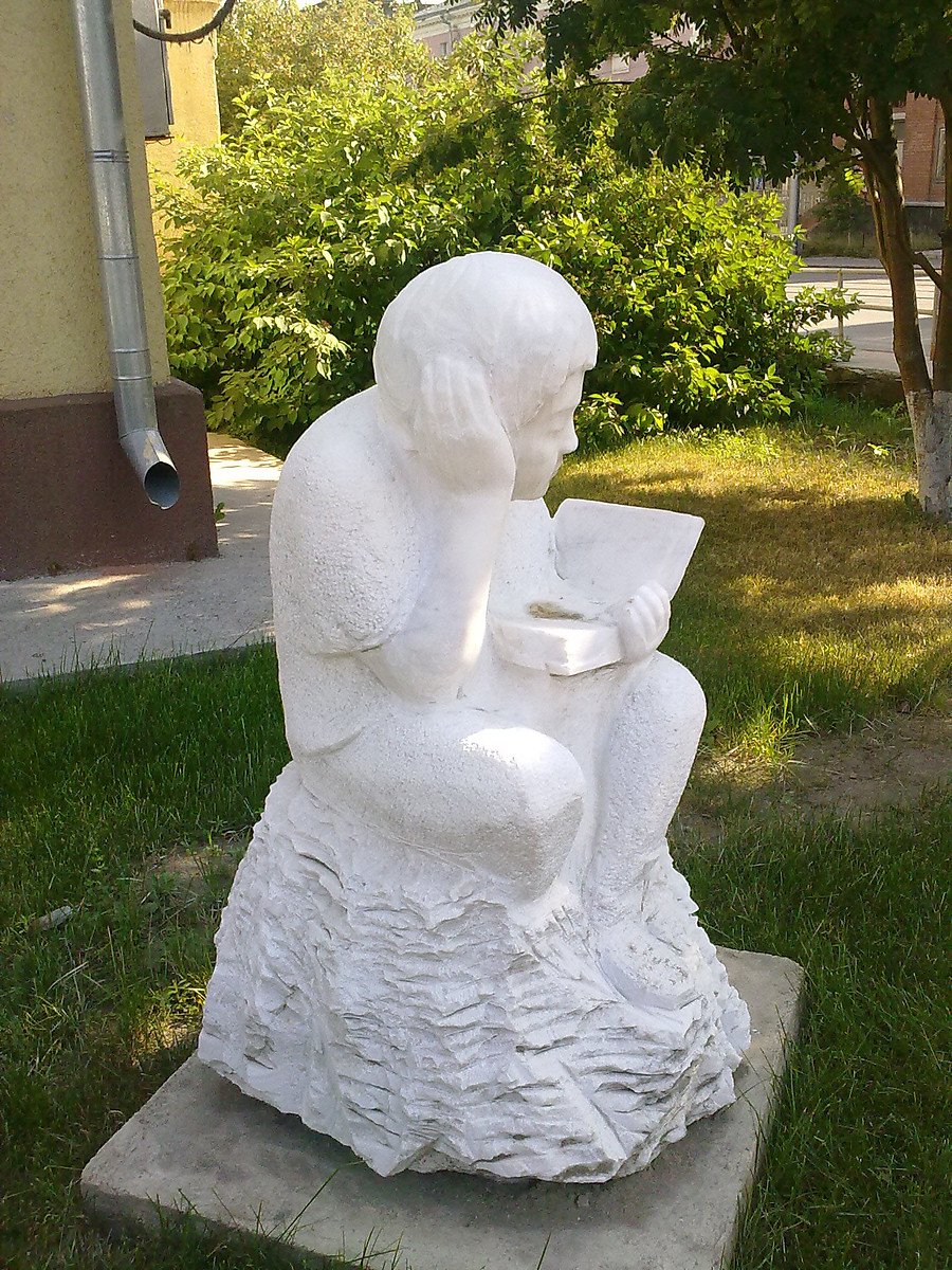 Читающие скульптуры