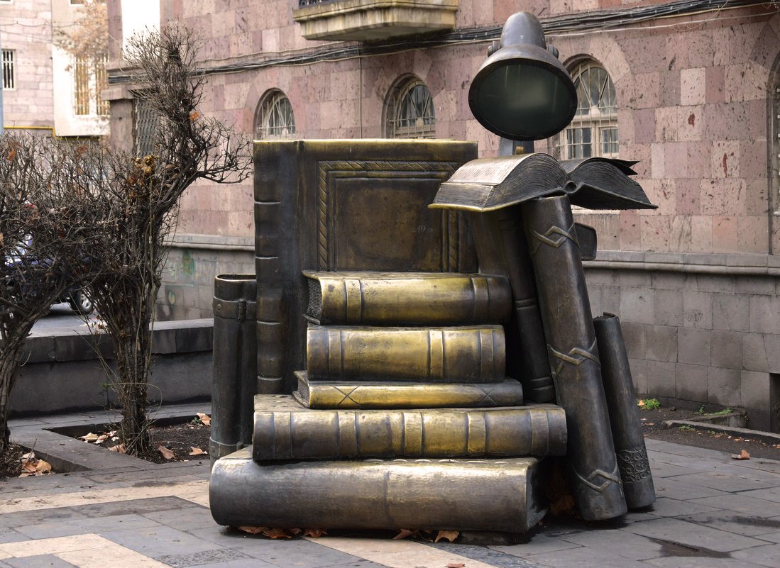 Памятник читателю в Ереване