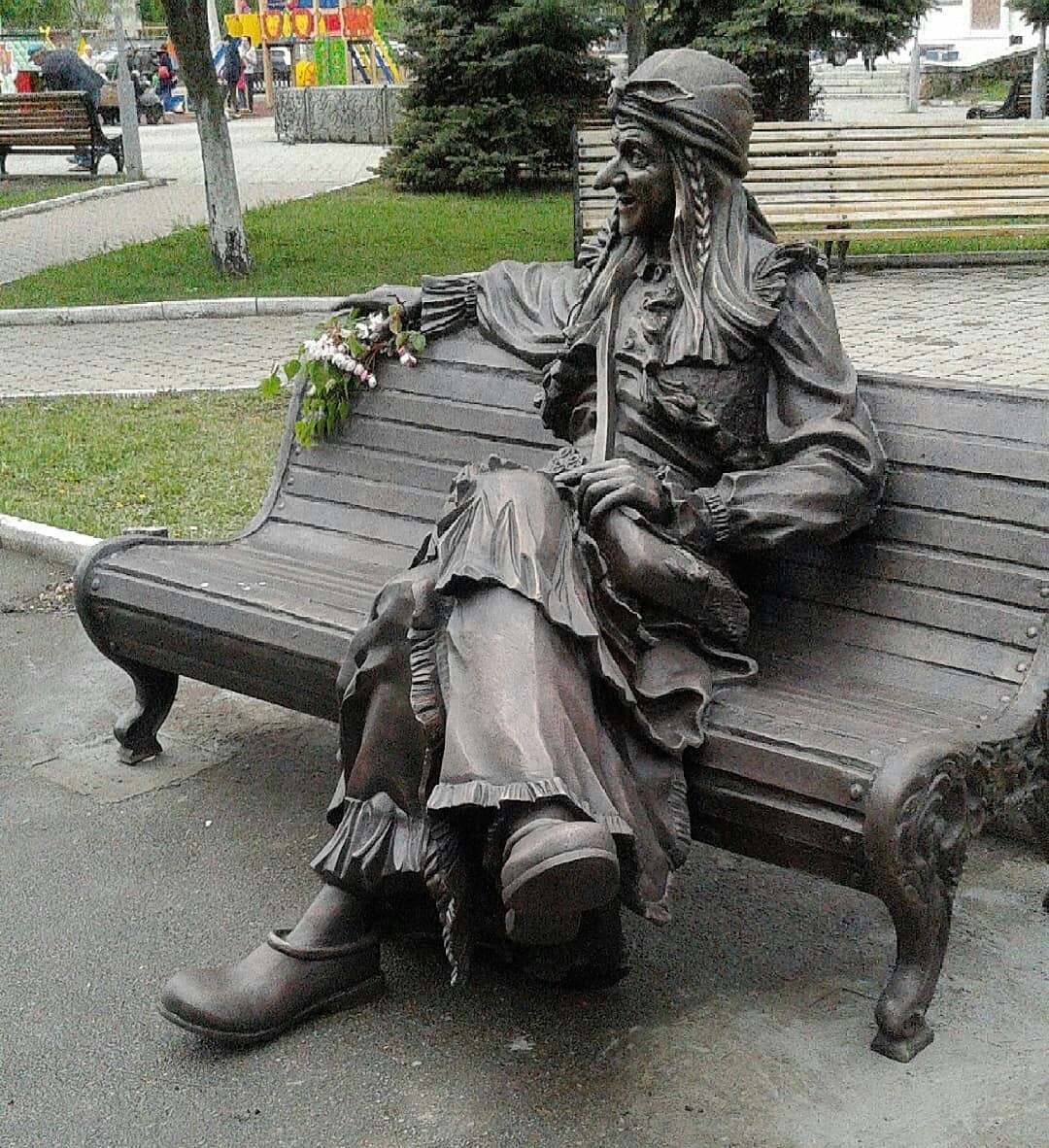 Скульптура бабы яги в Челябинске